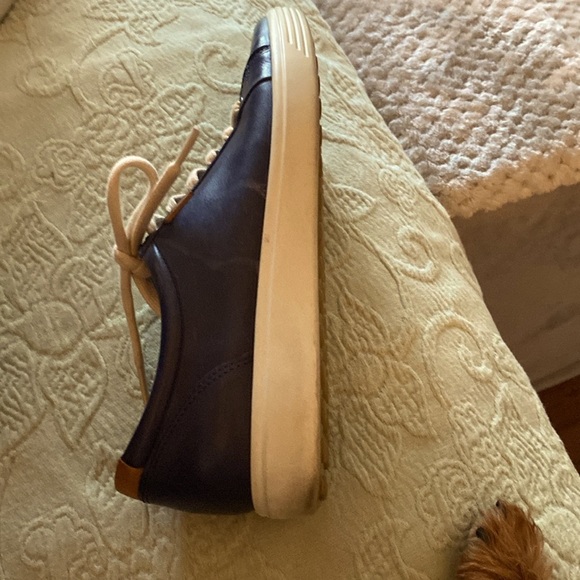 Navy Blue ECCO Leather sneakers. Size39EU/8US. Slight scuff on upper right shoe - Picture 7 of 16